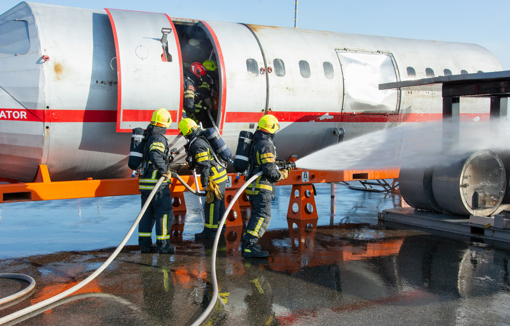 Keski-Uudenmaan pelastuslaitoksen Pelastuskeskuksen nelosvuoro harjoitteli Finavian vuokraamalla lentokonepalosimulaattorilla syyskuussa 2023.