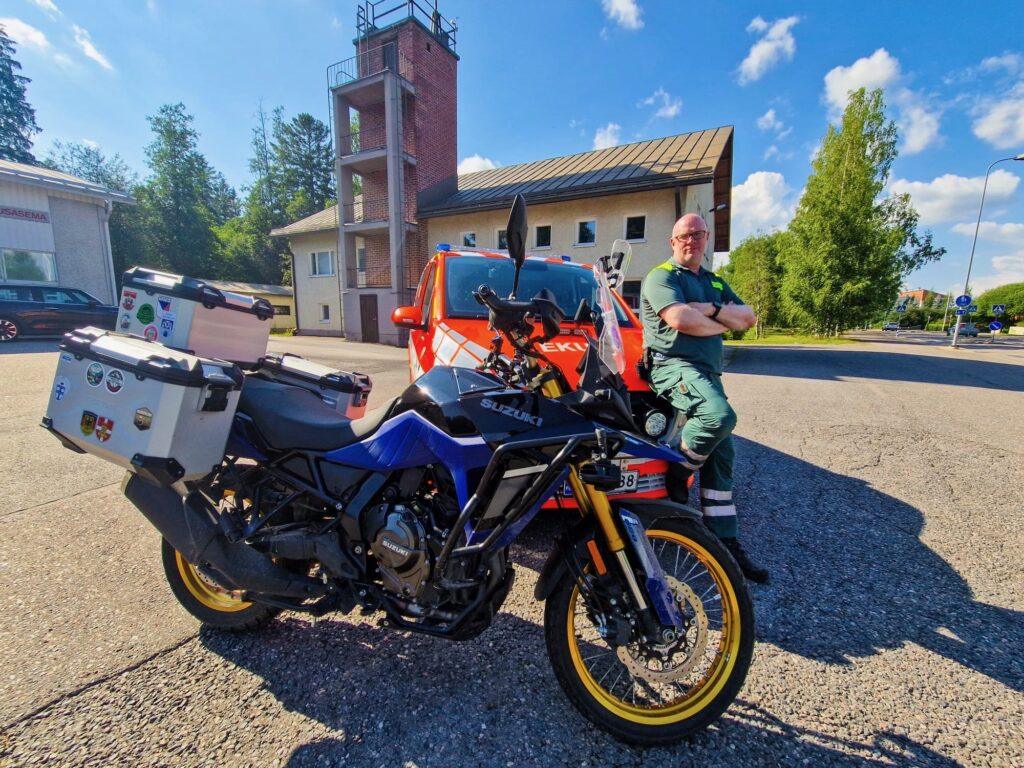 Ensihoidon varakenttäjohtaja Mats Stenström palasi töihin lomaltaan pitkän moottoripyörämatkan jälkeen. Työmatka taittui moottoripyörällä, vaikka lomalla jäi taakse melkein 6000 kilometriä. 