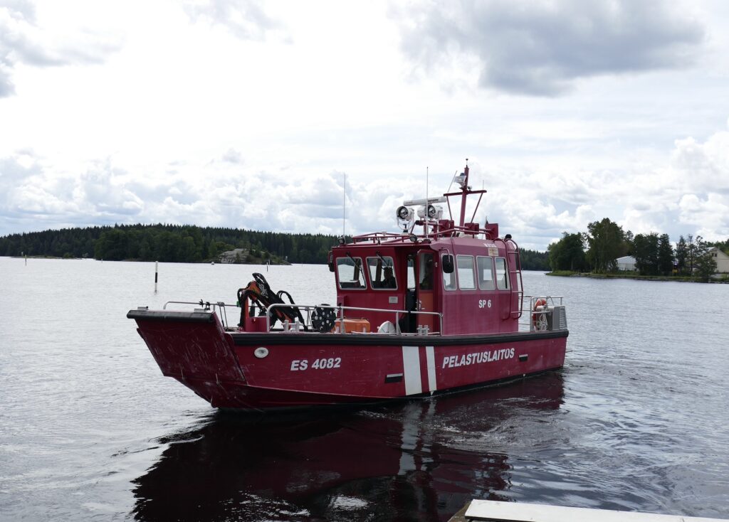Polttoaine vuoti veneeseen Savonlinnassa, paikalle hälytettiin kaksi Etelä-Savon pelastuslaitoksen venettä ja Järvipelastajien vene.