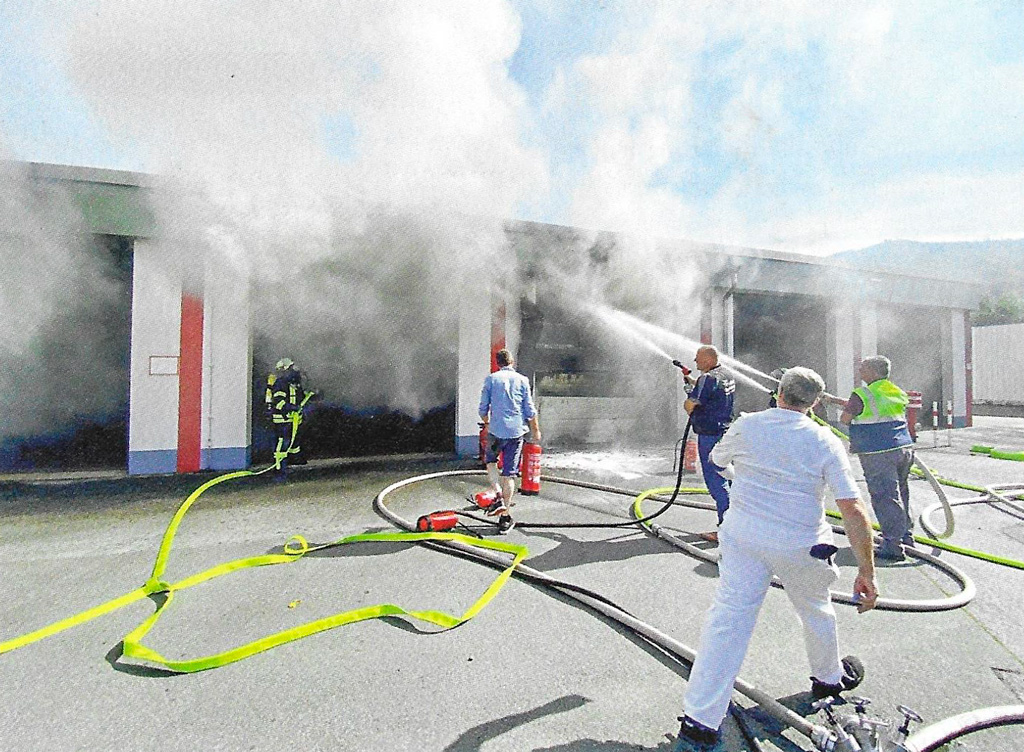 Koska savu täytti nopeasti ajoneuvohallin, sammuttajien oli suihkutettava etäältä ilman henkilönsuojaimia.
Kuvakaappaus: 118 swissfire.ch 2/2022.