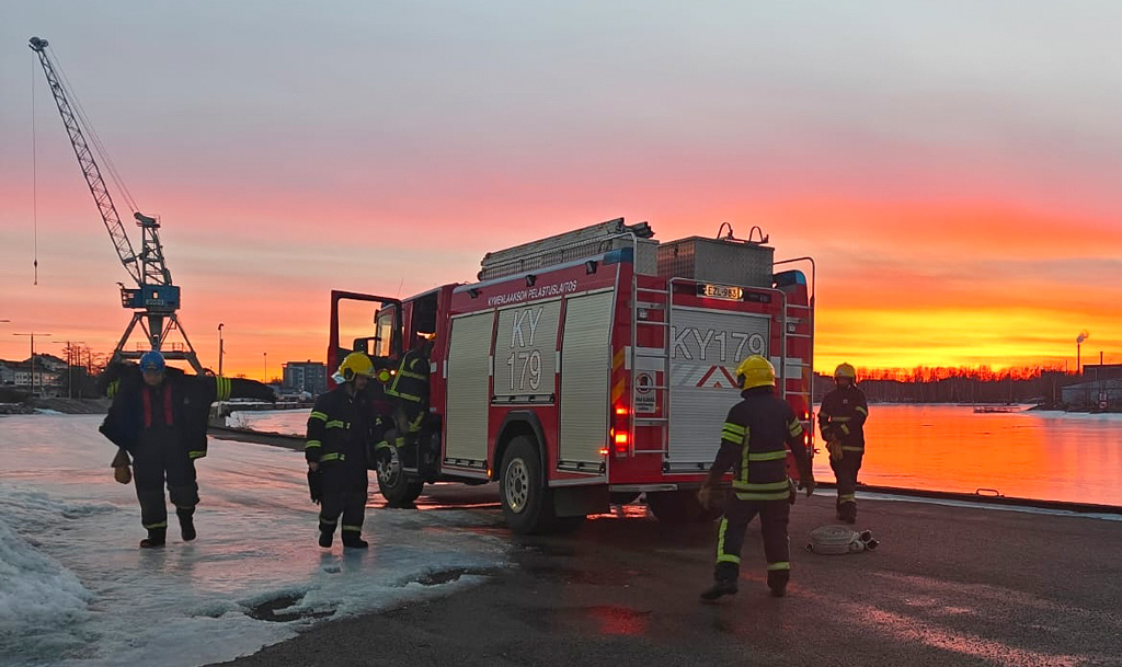 Palokuntasopimuksen mukaisesti ensimmäinen yksikkö lähtee tallista seitsemässä minuutissa. Vaarallisten aineiden onnettomuuksien erikoisyksikkö toimii tarvittaessa myös sammutusautona. Kuva on otettu viikkoharjoituksissa Kantasatamassa.