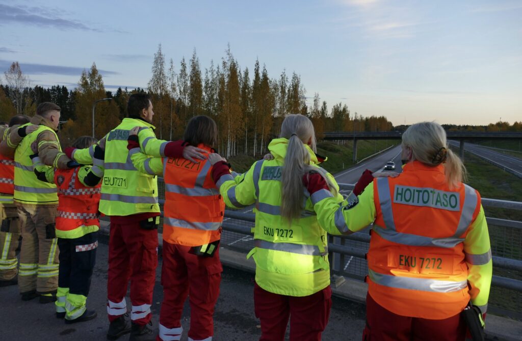 Palomiehet ja ensihoitajat kokoontuivat Järvenpäässä 4-tien ylittävälle sillalle.
