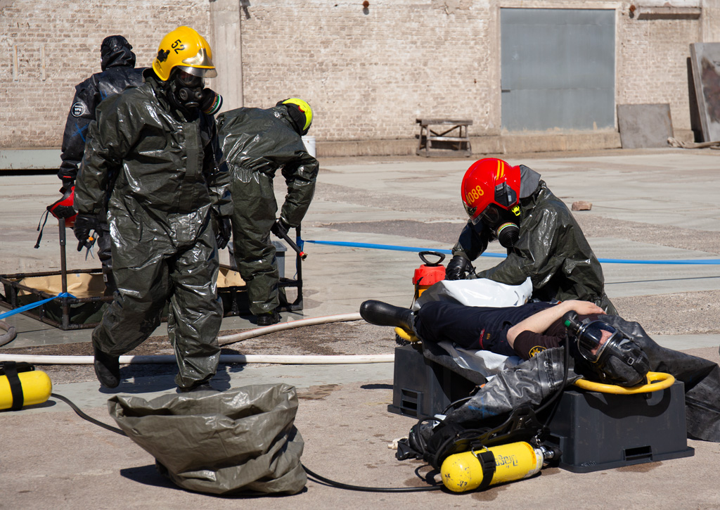 Tässä jutussa luodaan kansantajuinen katsaus CBRNE-varautumisen muodostamaan kokonaisuuteen ja sen merkitykseen. Kuva on Pelastusopiston harjoituksesta.