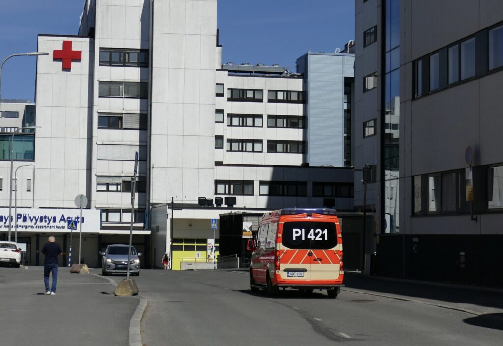 Sami Anttilan YAMK-tutkimuksessa ilmeni tarve tiivistää yhteistyötä hyvinvointialueen ensihoidon kenttäjohdon ja sote-valmiuskeskuksen välillä.