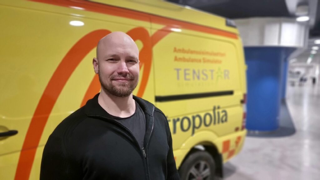 Poliisi Samuli Rajamäki opiskelee ensihoitajaksi Metropolia Ammattikorkeakoulussa. 