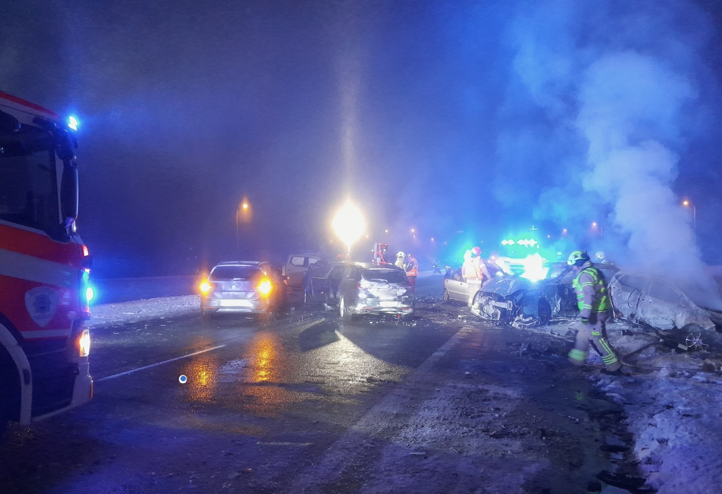 Mäntsälän 13 auton ketjukolarissa paloi kaksi autoa. Toinen niistä oli sähköauto, joka aiheutti päänvaivaa pelastajille.