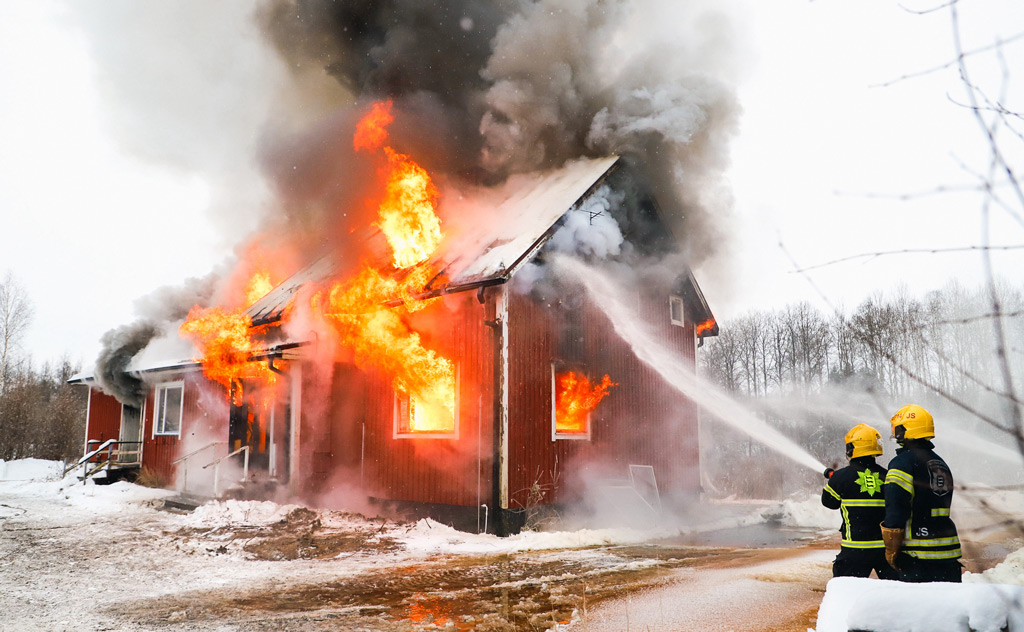 Nurmon VPK on aktiivinen sopimuspalokunta Etelä-Pohjanmaalla. Kuva on savusukellusharjoituksesta purkukohteessa marraskuussa 2023. Kasvot savussa herättivät huomiota mediassa.