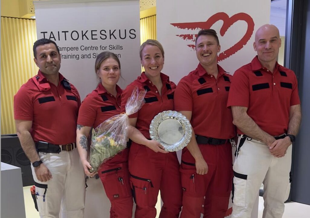 Varsinais-Suomen hyvinvointialueen tiimi voitti elvytyksen Suomen mestaruuden. Tiimissä elvyttivät vasemmalta: Shimal Yousif, Enna Alastalo, Tia-Maria Mäkikalli, Alexander Saari ja Anssi Heino.