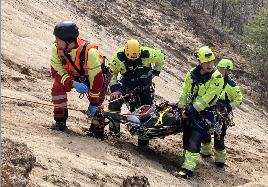 Ensihoitajilla tulisi olla valmiuksia hoitaa potilaita erilaisissa tilanteissa. Rope Rescue Taraining Days -tapahtumassa harjoiteltiin muun muassa itsensä loukanneen metsurin evakuointia rantatörmältä.