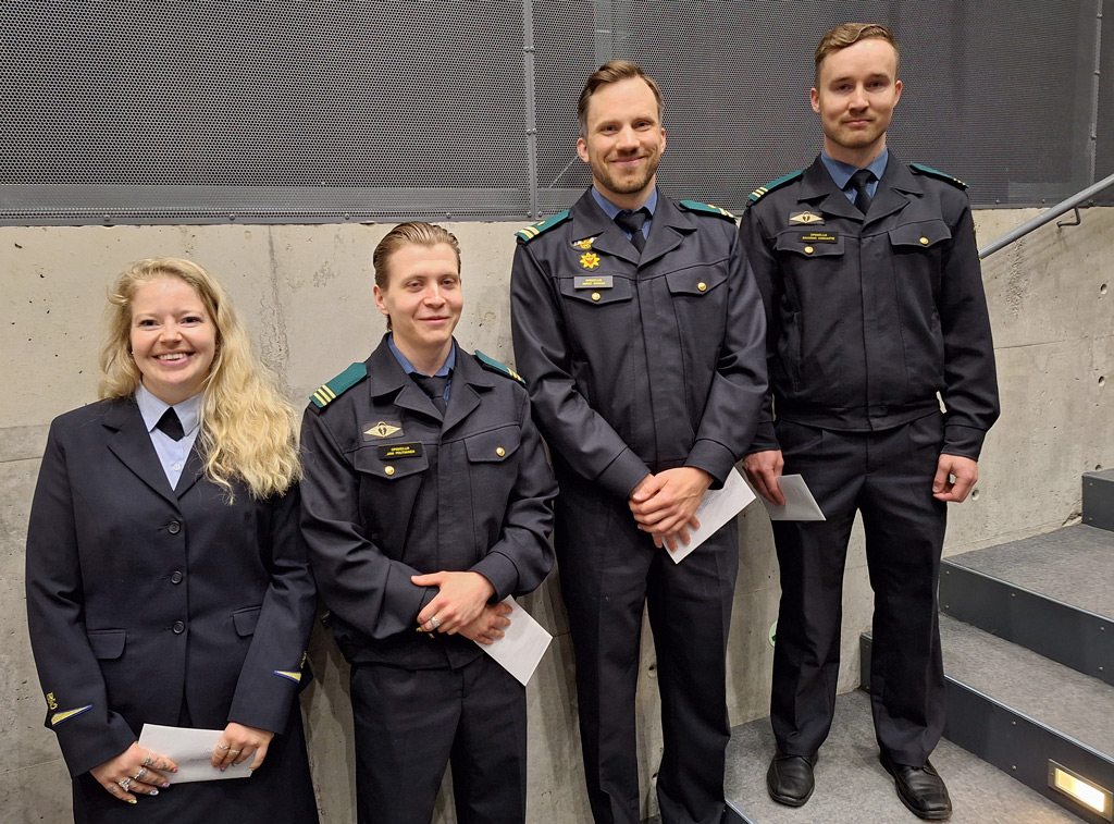 Pelastustiedon stipendin saivat hätäkeskuspäivystäjäkurssi 44:lta Sarah Andersson, pelastajakurssilta 128 Jani Poutiainen, alipäällystökurssi 52:lta Mikko Wikman ja Sakarias Kangastie pelastajakurssilta 127 opinnäytetyön tekemisestä.