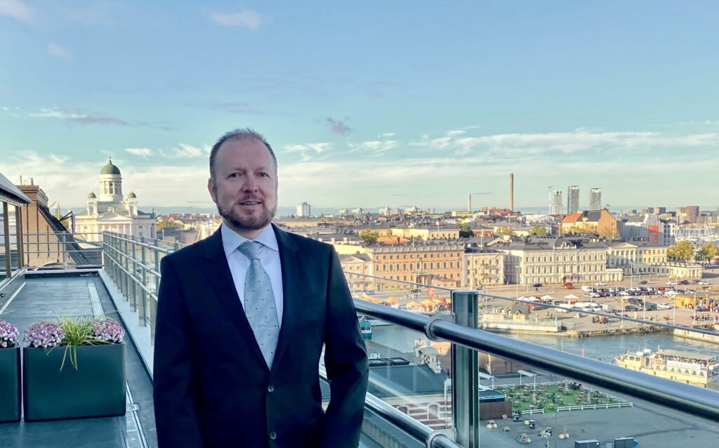 Helsingissä päivystänyt HUS Akuutin ensihoitolääkäri Markku Kuisma kirjoitti työvuorostaan lokikirjan. Työvuoro sisälsi toimistotöitä 8:15-15:15 ja ensihoitolääkärin päivystystä 15:15-9:15.