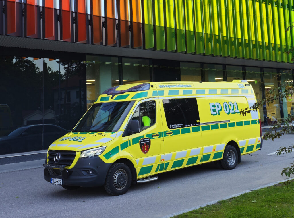 Etelä-Pohjanmaan hyvinvointialueen raskas siirtoyksikkö ristittiin jo suunnitteluvaiheessaan Möhköksi. Sillä hoidetaan samankaltaisia tehtäviä kuin viidellä yliopistosairaaloiden läheisyyteen sijoitetulla tehoambulanssilla.