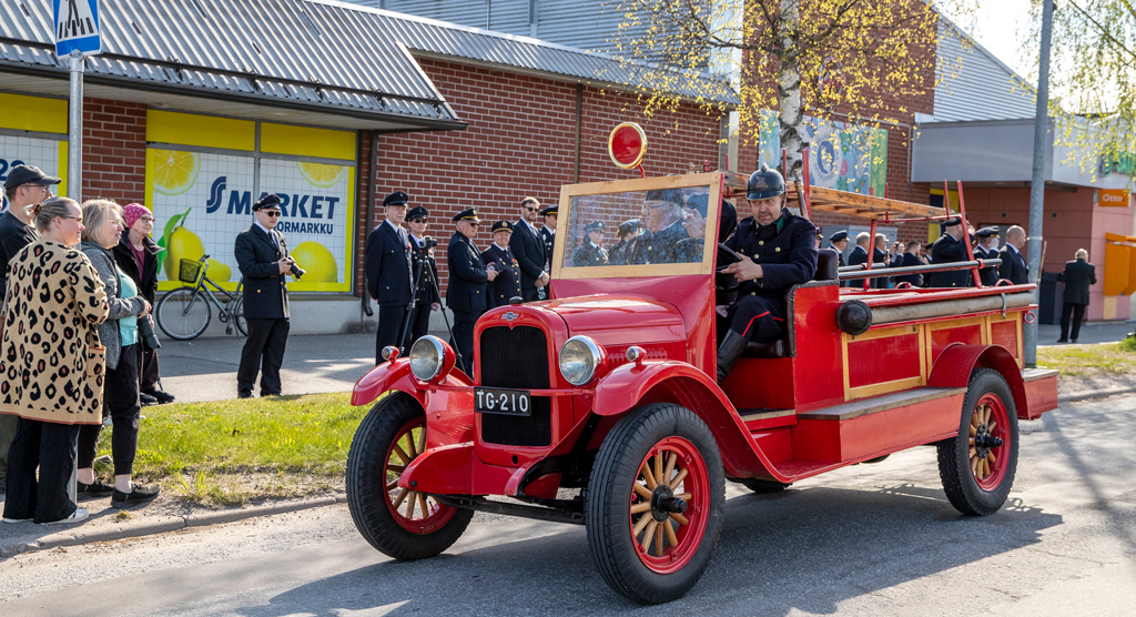 Palokunnan 100-vuotisjuhlaparaatissa oli mukana myös Noormarkun VPK ry:n entisöimä ja omistama Chevrolet vuosimallia 1927. Se oli ensimmäinen Noormarkun kuntaan tullut paloauto. Autossa palokuntaveteraanit Jaakko Liukkonen kuljettajana ja matkustajana Markku Vuorenmaa. Kuva: Tomi Vastamäki.