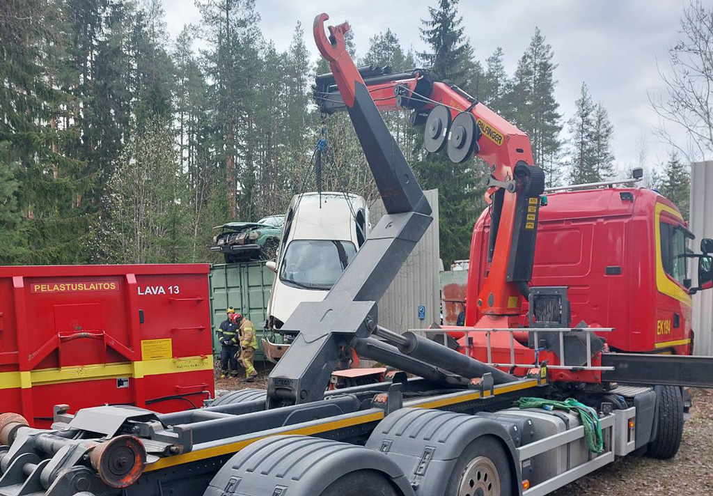 Rutolan VPK:n erikoisosaamisena on vaihtolava kappaletavaranosturilla ja sammutuslava sähköautojen sammutukseen. Rutola sijaitsee Etelä-Karjalassa kahden ison vesistön, Vuoksen ja Kymijoen vesistön välisellä vedenjakajakannaksella. Kuva: Rutolan VPK.