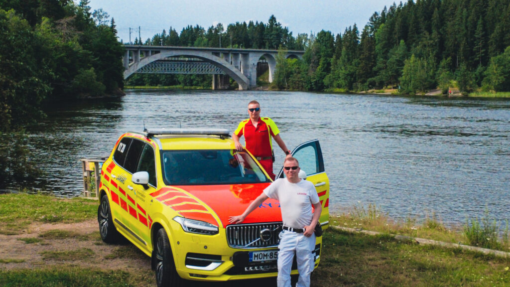 Kouvolassa päivystävässä lääkäriyksikössä lääkärin työparina  
työskentelee ensihoitaja. Kesällä 2025 kuvanottohetkellä kansalaisia palveli ensihoitolääkäri Niko Neuvonen ja ensihoitaja Tommi Vaaherma. Yksikkö muuttuu vuoden 2026 alusta lukien FinnHEMS 70:ksi.