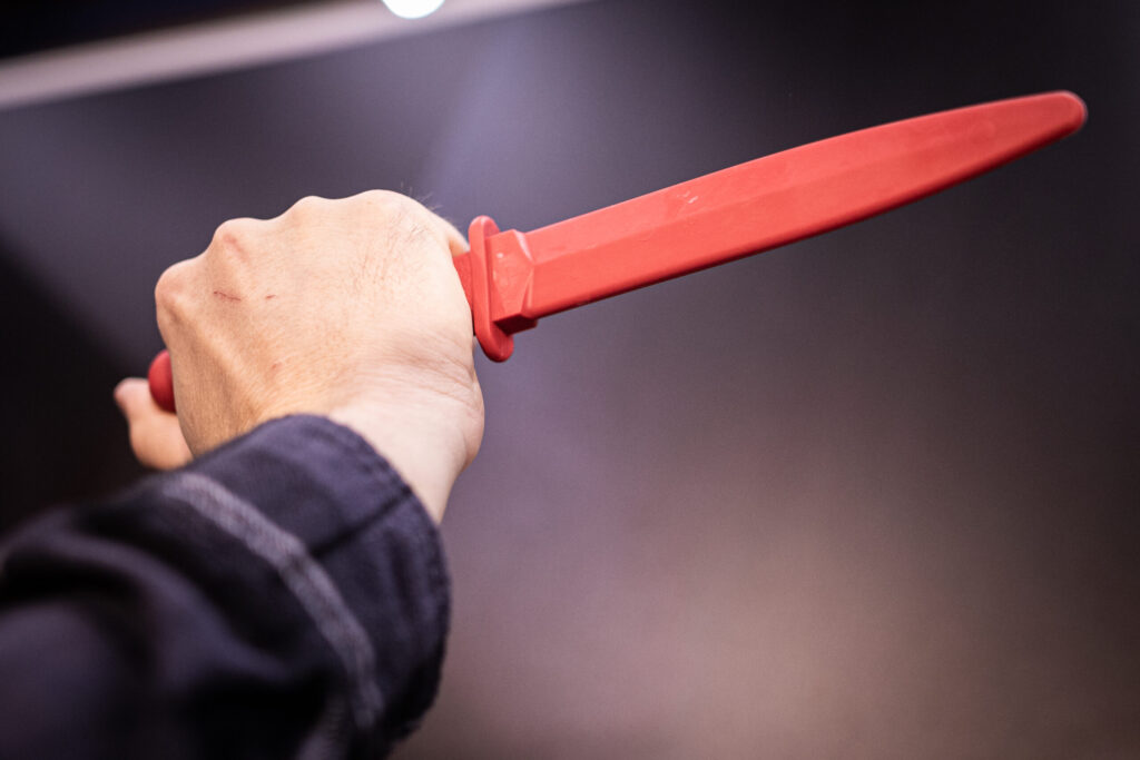 Hälytystehtävissä kohdattuun väkivaltaan puututaan pian aiempaa ankarammin. Lakipykälä on matkalla vahvistettavaksi. Helpotuksesta ei silti kannata huokaista.