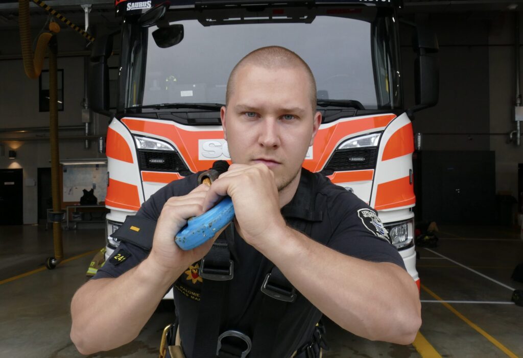 Palomies Joonas Manninen on rekanvedon Suomen mestari. Suoritus vaatii adrenaliiniryöpyn.”Vaikka yleisöä olisi paljonkin, kaikki häviää suorituksen ajaksi”.