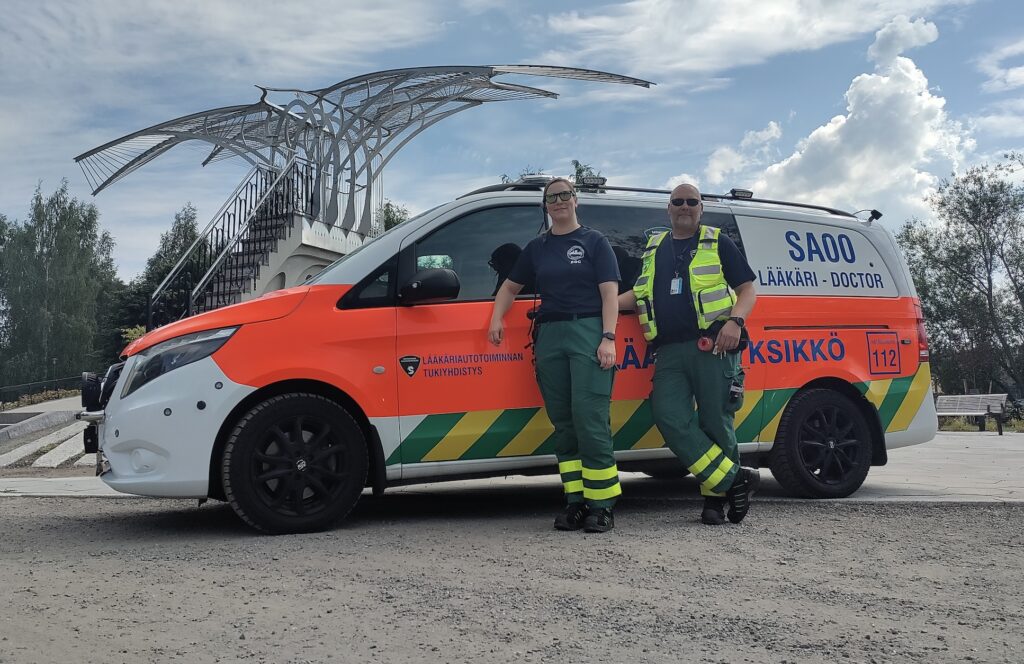 Porissa päivystävä lääkäriyksikkö on palvellut satakuntalaisia jo vuodesta 1998 alkaen. Kuvanottohetkellä, kesällä 2025 kansalaisia palvelivat ensihoitolääkäri Mira Lehto ja ensihoitaja Tero Ruusuluoto.