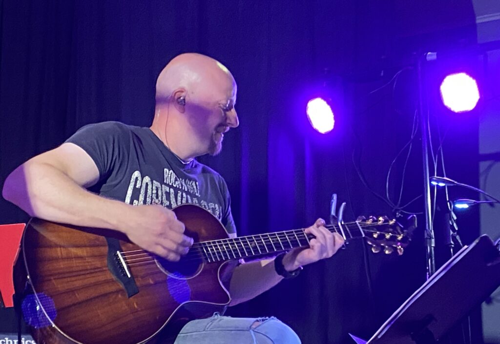 Etelä-Pohjanmaan viranomaiset järjestivät itselleen HälyRock-festarit jo 15. kerran. Tapahtuma pönkittää yhteistyötä myös kentällä. Ensihoitaja Ilkka Suksi on HälyRock-konkari niin artistina, visailukysymysten aiheena kuin juhlakansan osasenakin. 