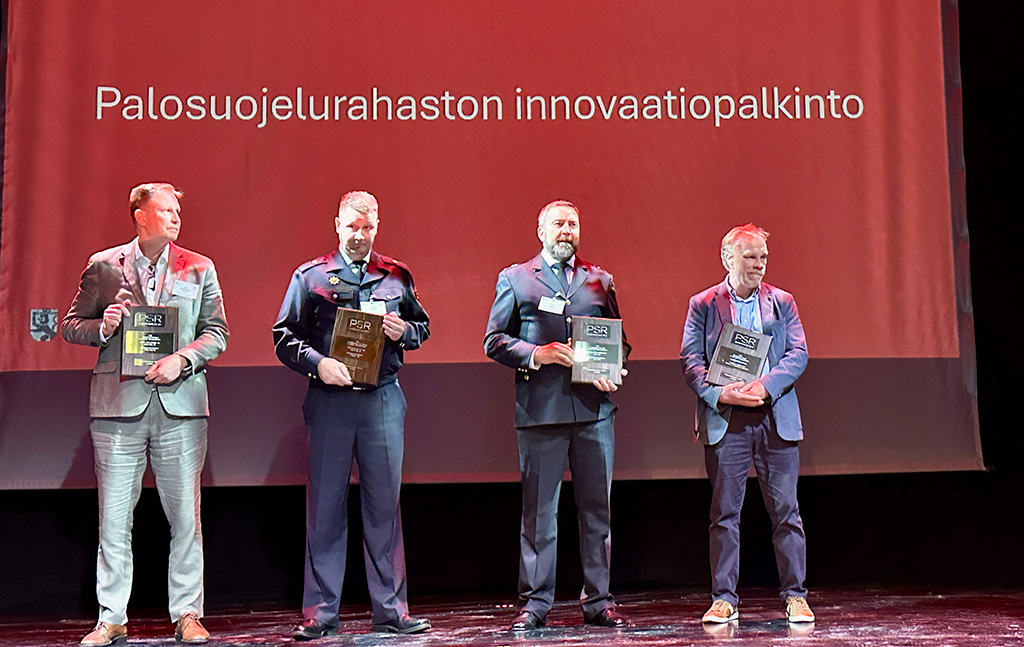 Palosuojelurahaston innovaatiopalkinnon saajat palkittiin Mikkelissä pelastustoimen ajankohtaispäivillä. Ensimmäisen sijan sai Marko Hassinen (oik.), toisen sijan Timo Dadu ja jaetulle kolmannelle sijalle tulivat Antti Salminen ja Petri Koikkalainen. Yksi palkituista ei päässyt paikalle.