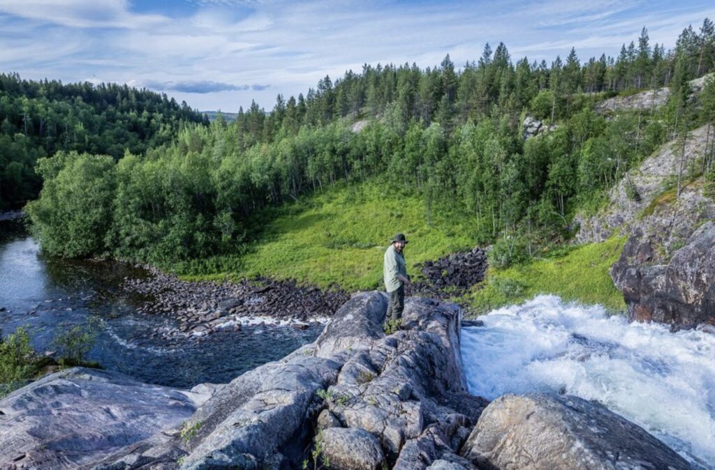 Kun ambulanssi peruutettiin Kemijärvellä talliin, ensihoitajat vaihtoivat maisemaa. Tätä juttua kasattiin muun muassa Norjan Munkelvfossenin vesiputouksella ja vähän muuallakin.