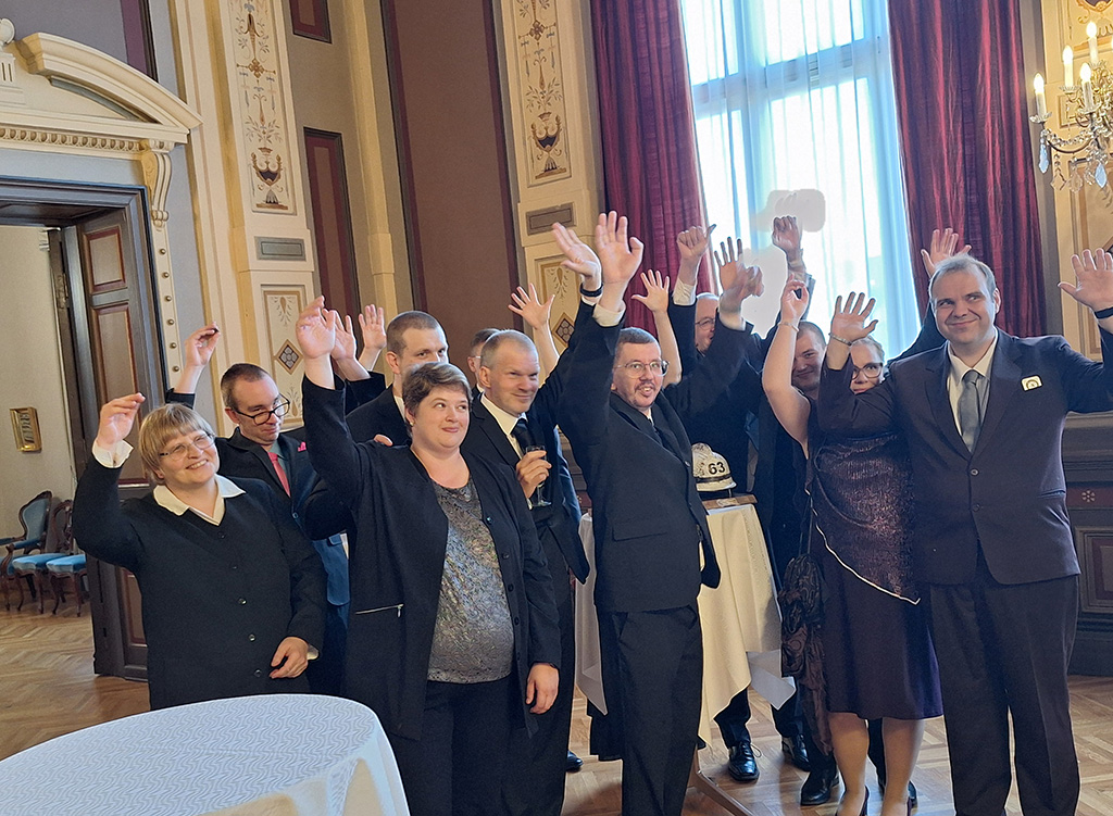 Spessut juhlatuulella Tampereen Raatihuoneella.