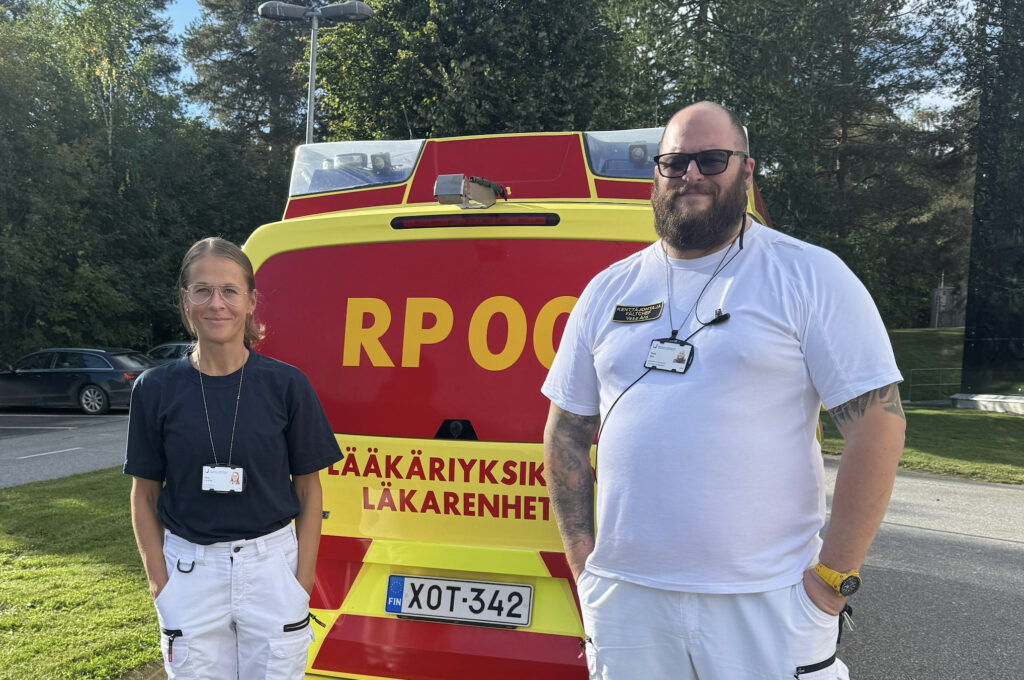 Vaasassa päivystävässä lääkäriyksikössä lääkärin työparina  
työskentelee joko ensihoidon kenttäjohtaja tai tämän työpari. Kesällä 2025 kuvanottohetkellä kansalaisia palveli ensihoitolääkäri Aino Luoma ja ensihoidon kenttäjohtaja Vesa Aro.