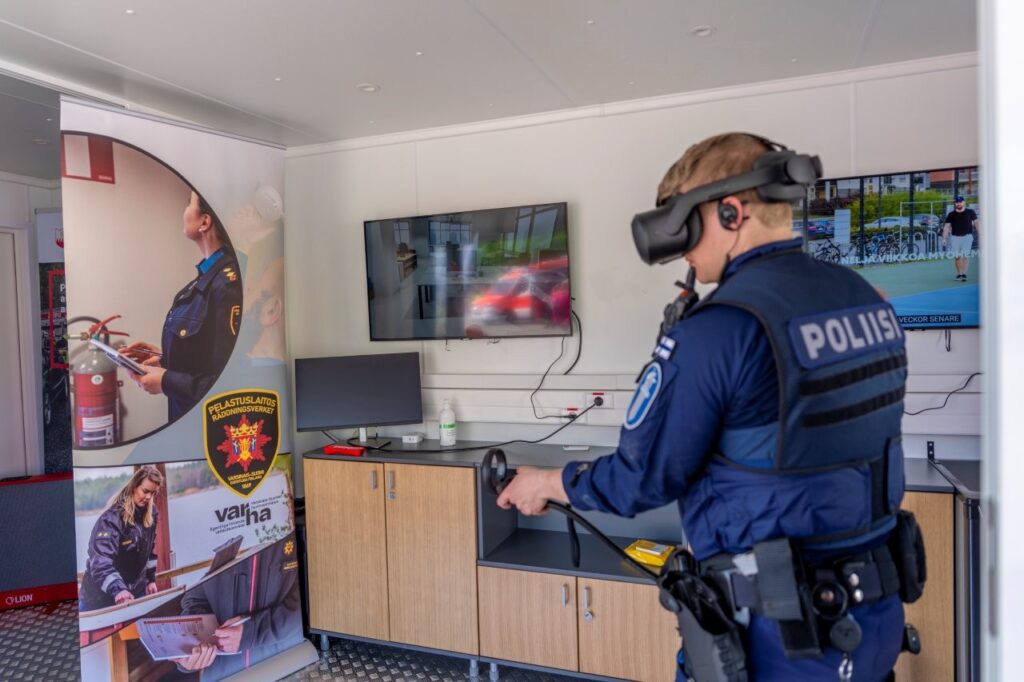 TuVi-kontissa voidaan harjoitella alkusammutusta VR-laseilla.