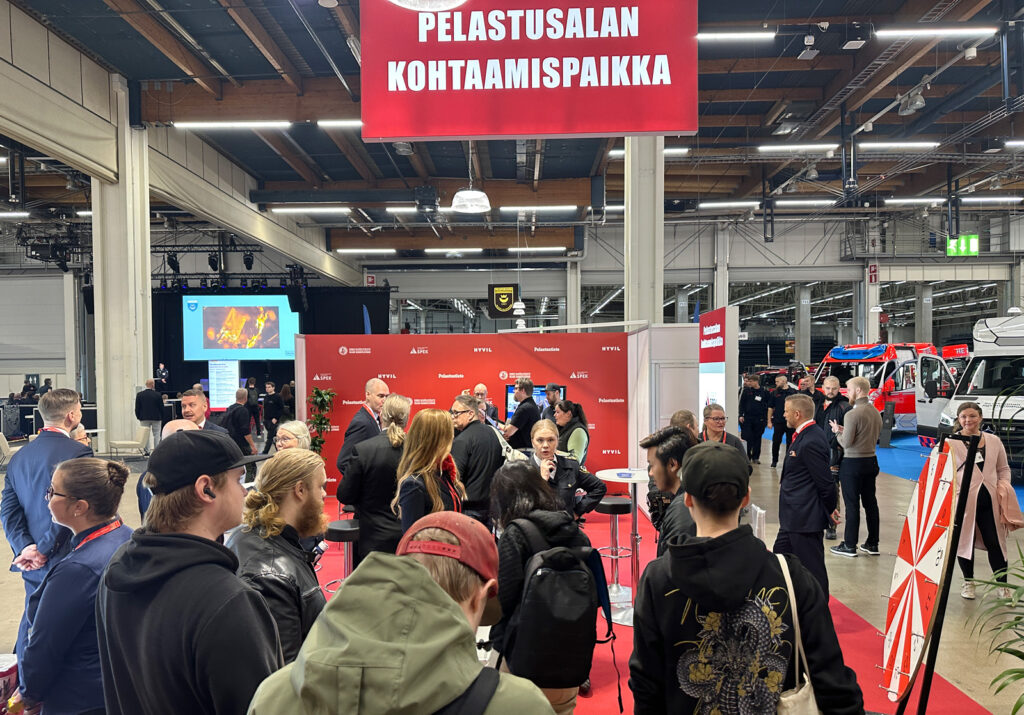 Kuvassa on ihmisiä tutustumassa Pelastusalan kohtaamispaikan tarjontaan Turvallisuus 2025 -messuilla.