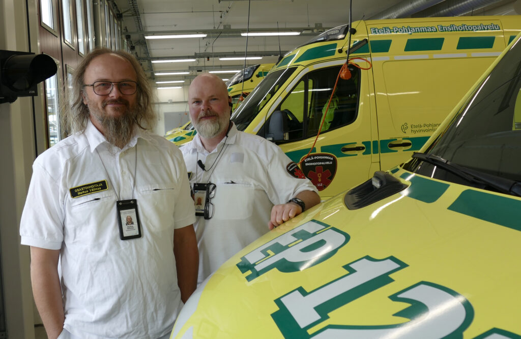 Osastonhoitaja Markus Välimaa (vas) kertoo Äkkilähtijä-yksikön säästävän satoja tuhansia euroja vuodessa ja selkiyttävän siinä työskentelevien ensihoitajien esihenkilösuhdetta. Ensihoidon kenttäjohtaja Timo Utunen kiittelee järjestelmää, joka paikkaa äkillisen henkilöstövajeen sama tien.