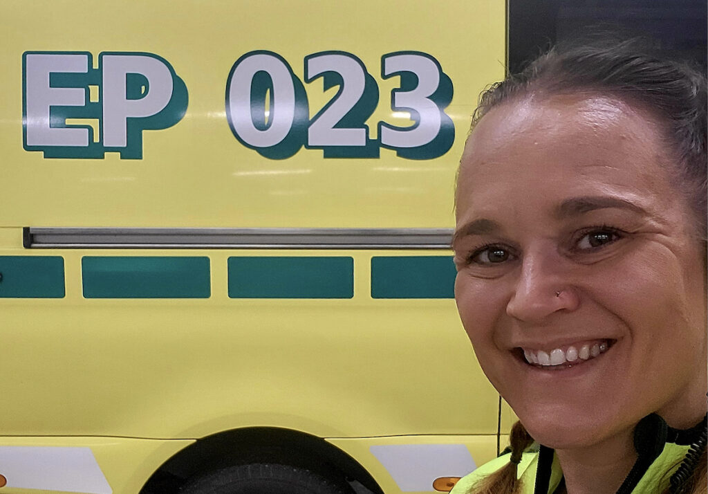 Ensihoitaja Jaana Ojala viihtyy koko Etelä-Pohjanmaan alueella operoivassa Äkkilähtijä-yksikössä, joka on perustettu paikkaamaan ensihoidon henkilöstövajeita koko hyvinvointialueella.