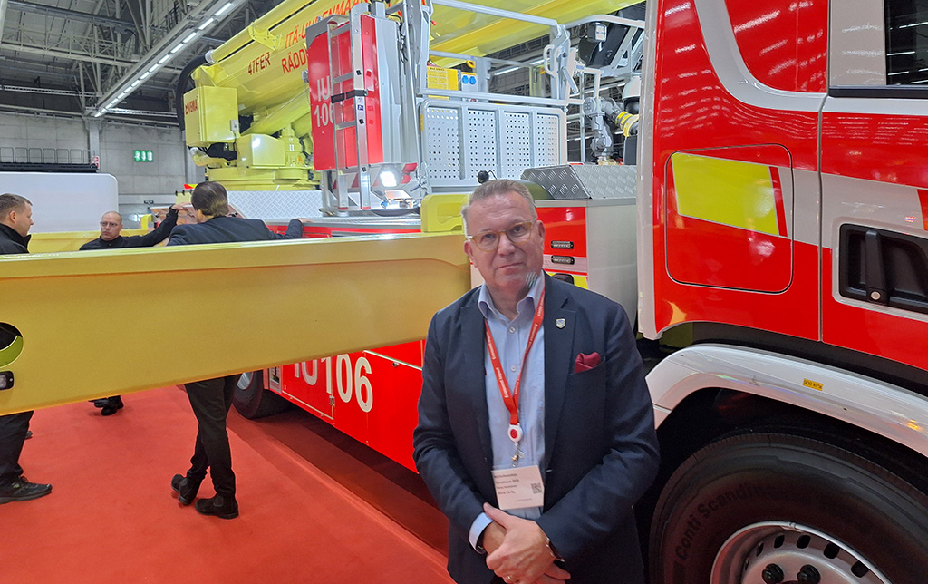 Vema Lift Oy:n Vice President Marko Kärkkäinen pitää solmittua yhteistyösopimusta Britanniaan merkittävänä.  Nostolavakalusto oli esillä myös Turvallisuus 2025 -messuilla.