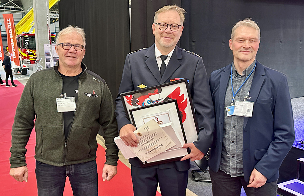 Vuoden Palomies 2025 Jari Korkiamäki (kesk.) vierellään vuoden palomiehet Arto Latvala (vas.) vuodelta 2018 ja Ismo Huttu vuodelta 2008. Kuva: Kimmo Kaisto
