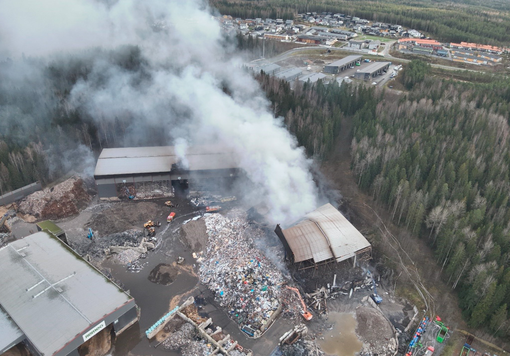 Tampereen Ruskon jätteenkäsittelylaitoksen energiajätteen varastohallissa syttyi 5.11.2024 tulipalo. Kuvakaappaus OTKEsin tutkintaselostuksesta. (Kuva: poliisi)
