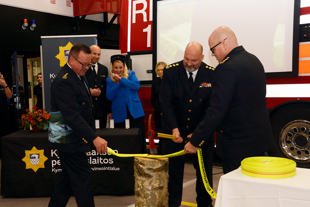 Perinteiseen tapaan katkaistiin paloletku. Pelastusylijohtaja Kimmo Kohvakan tyylinäyte ja letkusta kiinni pitämässä ovat Jukka Ruuskanen ja Ville Salonen.