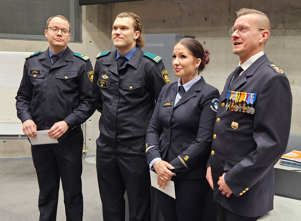 Pelastustiedon stipendit valmistuneille jakoi Palo- ja pelastustieto ry:n hallituksen puheenjohtaja, Pohjois-Karjalan pelastuslaitoksen pelastusjohtaja Markus Viitaniemi (oik). Stipendit saajat vasemmalta: Antti Kylänpää alipäällystökurssilta 53, Mikail Uslu pelastajakurssilta 129 ja Riina Rounamaa hätäkeskuspäivystäjäkurssilta 45. Kuva: Ari Keijonen.