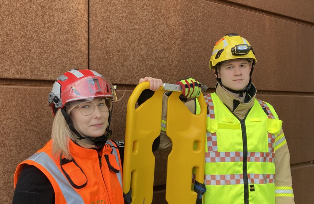 Keski-Uudenmaan pelastuslaitoksen ensihoitajat ja pelastajat kertovat kyselytutkimuksessa, mikä vaikuttaa ensihoidon ja pelastuksen yhteistyöhön tieliikenneonnettomuuksissa.