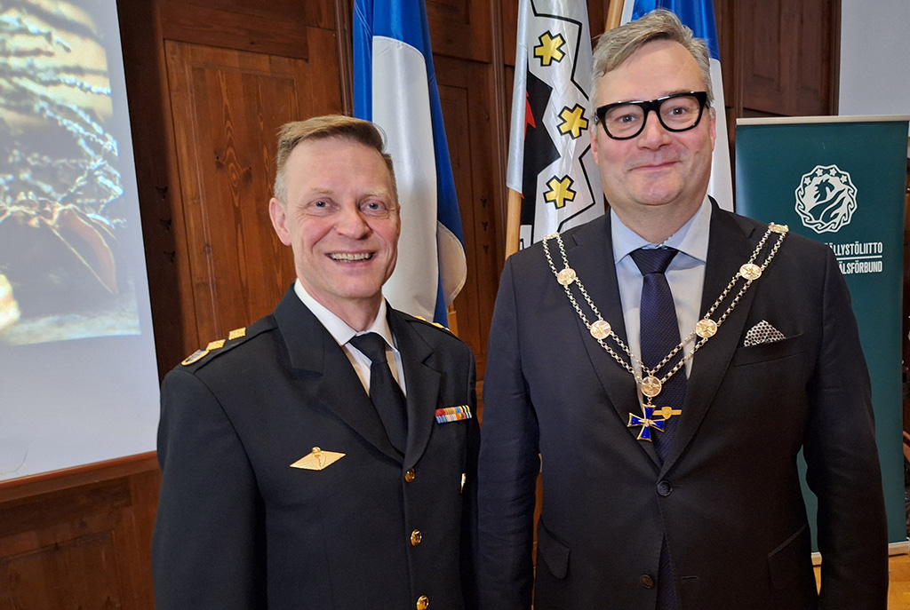 Suomen Palopäällystöliiton syysliittokokous valitsi uuden hallituksen puheenjohtajan. Veli-Pekka Ihamäen (vas.) jälkeen uudeksi puheenjohtajaksi valittiin Mika Kontio.