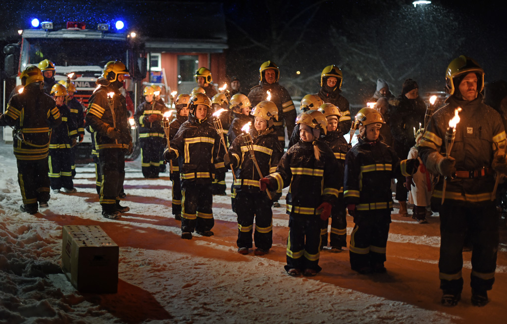 Palokuntalaiset marssivat soihtujen kera perinteisessä Lucia-kulkueessa joulukuussa 2023. Nuorissa on tulevaisuus, mutta tärkeää on pitää myös yli 65-vuotiaat toiminnassa mukana. Kuva: Staffan Storbacka.