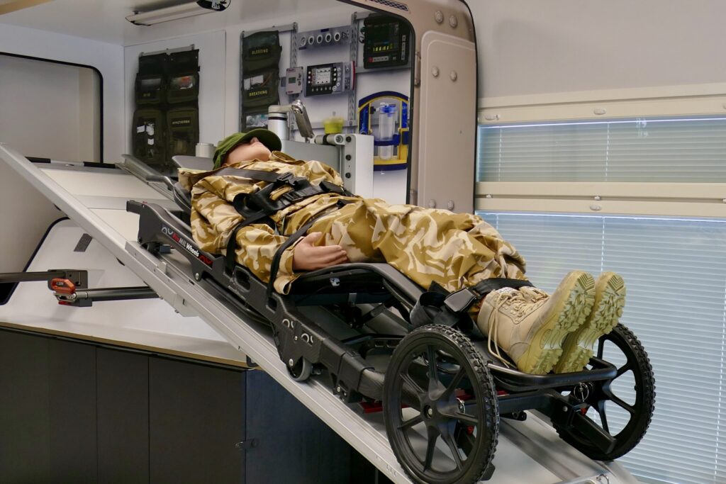 Laura Hollanti selvitti opinnäytetyössään, miten terveydenhuollon varautuminen sotaan näkyy tutkimusjulkaisuissa. 