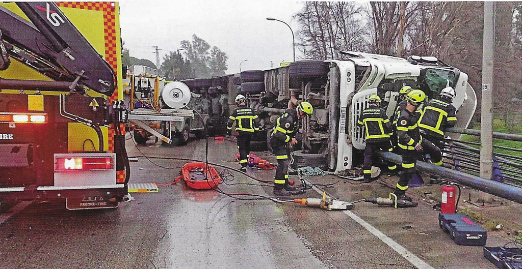 Kolmasosa kaatuneen rekan ohjaamosta on sillan ulkopuolella. Kuvakaappaus: emergencia 112 51/2024.