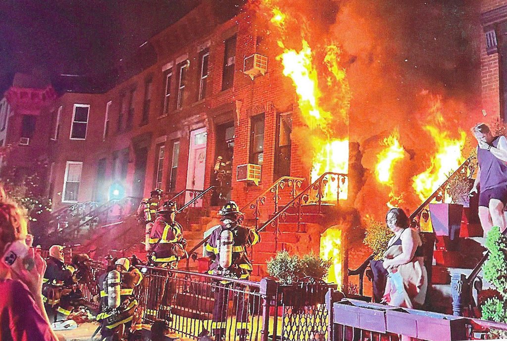 Kahden eteisessä ladatun sähköpotkulaudan akut räjähtivät. Kolmihenkinen perhe kuoli ja 13 asukasta loukkaantui. Kuvakaappaus: Soldats du Feu 121/2024.