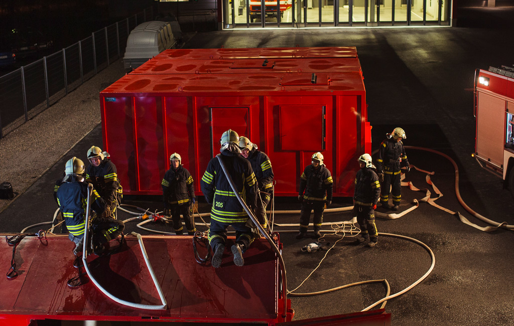 Henkilökohtaisella osaamispäiväkirjalla ja vertaisarvioinnilla hallitaan ja varmistetaan paremmin sopimuspalokuntien osaamista. Harjoitusten ennakkosuunnitteluun pitää nyt panostaa aiempaa enemmän. Pienemmissä ryhmissä voidaan keskittyä paremmin hälytystehtävillä vaadittavien osaamisten eri osa-alueisiin. Arkistokuva: Teemu Heikkilä.