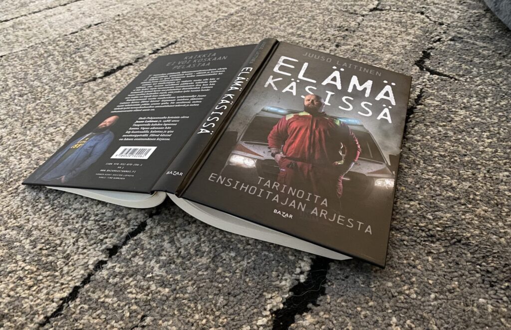 Ensihoitaja Juuso Laitinen kirjoitti kokemuksistaan Elämä käsissä -kirjan.