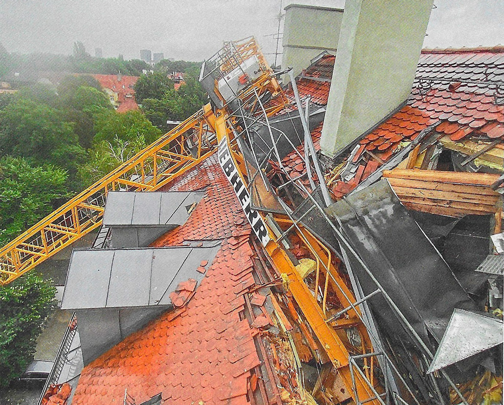 Kaatunut torninosturi murskasi kahden kerrostalon katot. Kuvakaappaus: 118 swissfire.ch 11/2024.