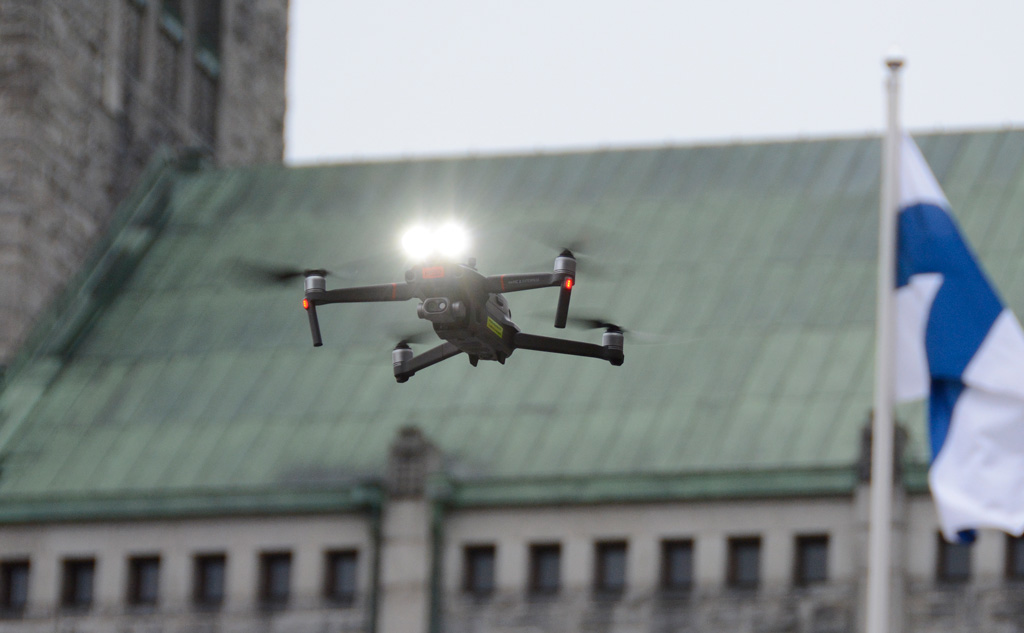 Lähes 70 prosenttia kyselyn 500 vastaajasta luotti kaupunkiin droonien käyttäjänä vähintään melko paljon. Asukkaat suhtautuvat myönteisimmin drooneihin, jotka toimivat yleishyödyllisissä tehtävissä, kuten pelastusalan käytössä. Helsingin kaupungin pelastuslaitoksen droonin taustalla Kallion kirkko.