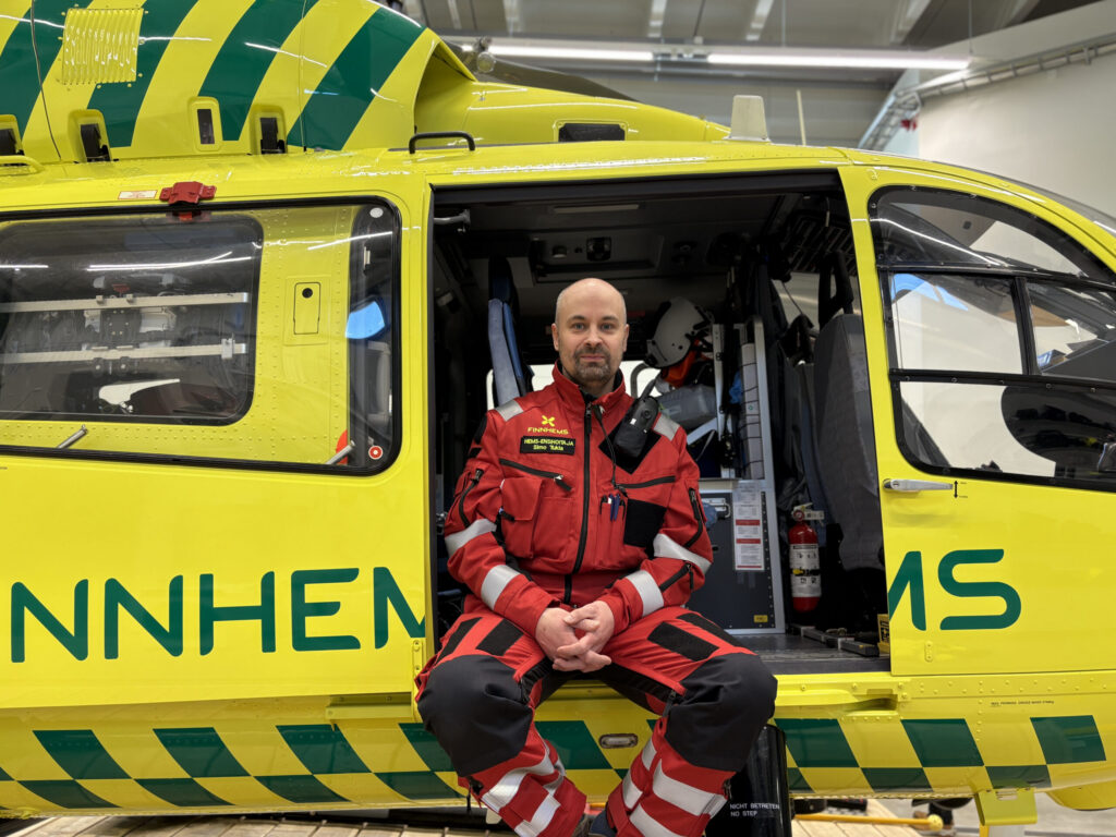 Simo Tukia aloitti vastuuensihoitajana Utissa päivystävässä FinnHEMS 70 -lääkäriyksikössä. Yksikön toiminta käynnistyi tammikuussa 2026.