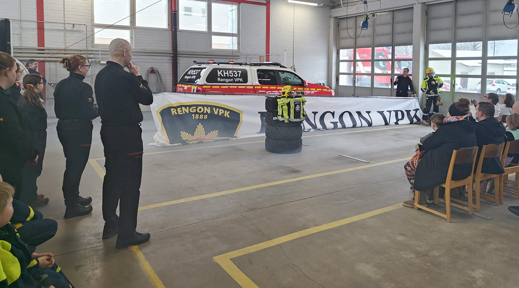 Julkistustilaisuudessa helmikuussa 2026 esirippu laskeutui ja savun keskeltä paljastui Rengon VPK:n uusi ajoneuvo. Tilaisuuteen saapui arviolta 80–90 vierasta juuri alkaneista hiihtolomista huolimatta. Ajoneuvoprojekti pidettiin salassa sen valmistumiseen asti. Palokunta halusi yllättää merkittävän tukijan, Rengon Säästöpankkisäätiön. Kuva: Rengon VPK.