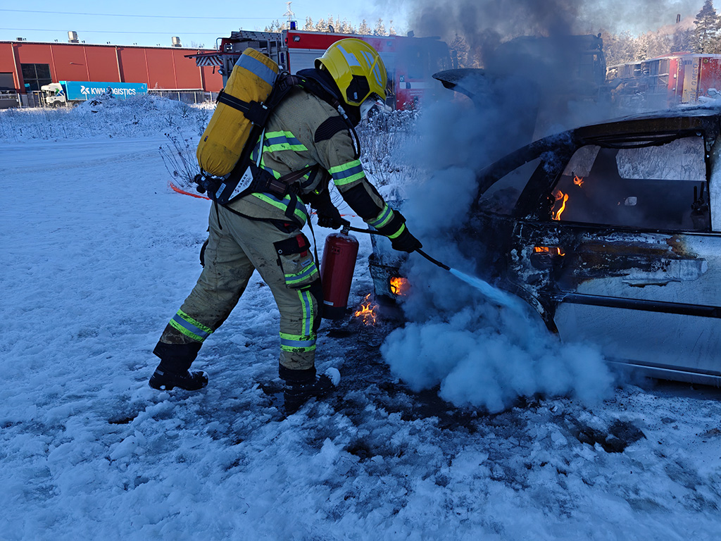 Teollisuuspalokunnan harjoitusalueella menossa ajoneuvopalon sammutusharjoitus