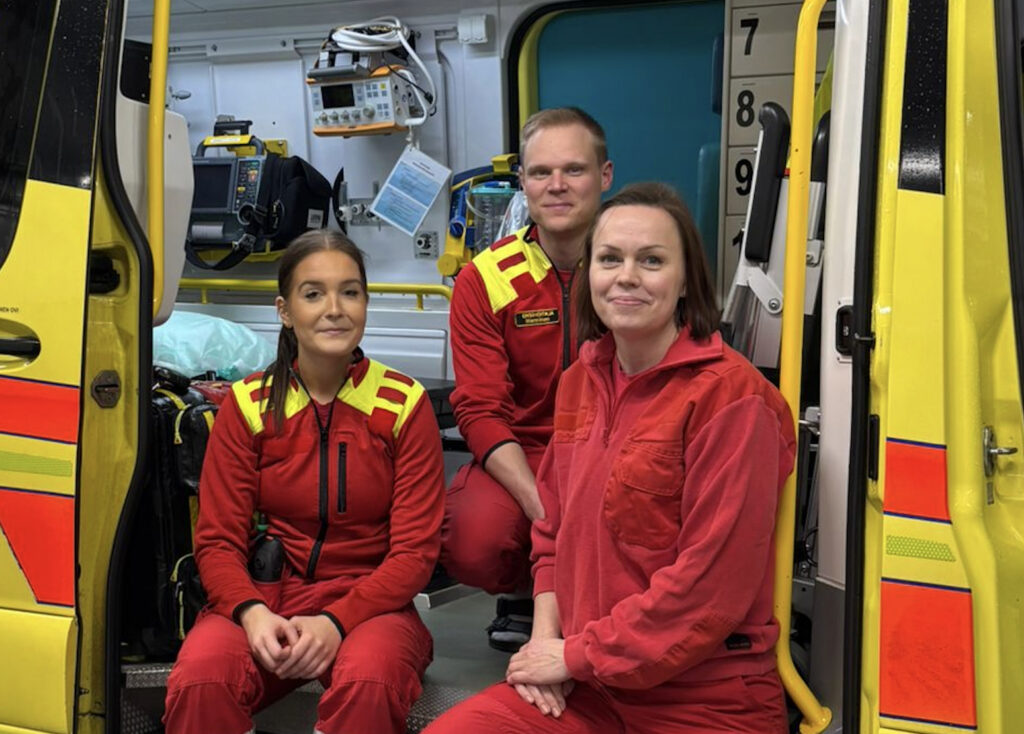 Fysioterapeuttiopettaja Outi Pöyhönen (oikealla) tarkkaili ensihoitajien työtoimintaa työvuoron ajan LABlanssi-opetusambulanssissa. Työvuorossa työskenteli Etelä-Karjalan hyvinvointialueen ensihoitaja Teemu Manninen, ja harjoittelujaksolla oli LAB-ammattikorkeakoulun opiskelija Sallamaari Rautio